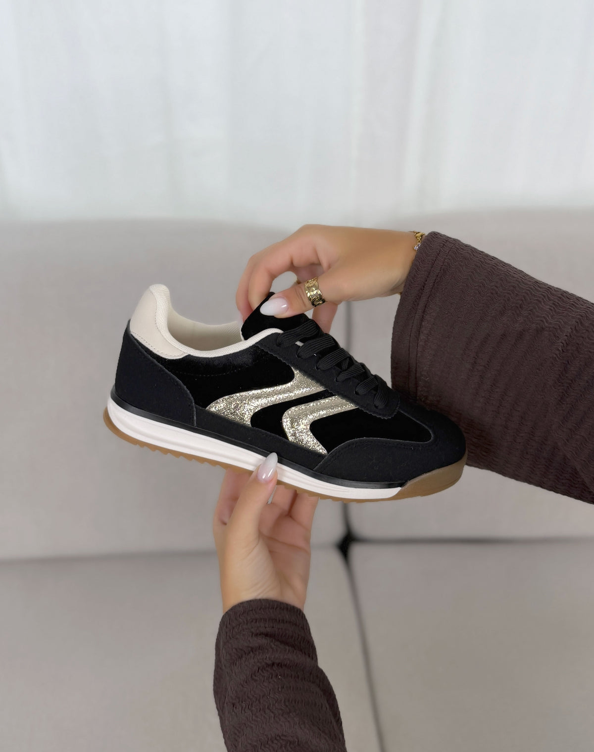 Basket femme noire tendance avec détails dorés et semelle gomme