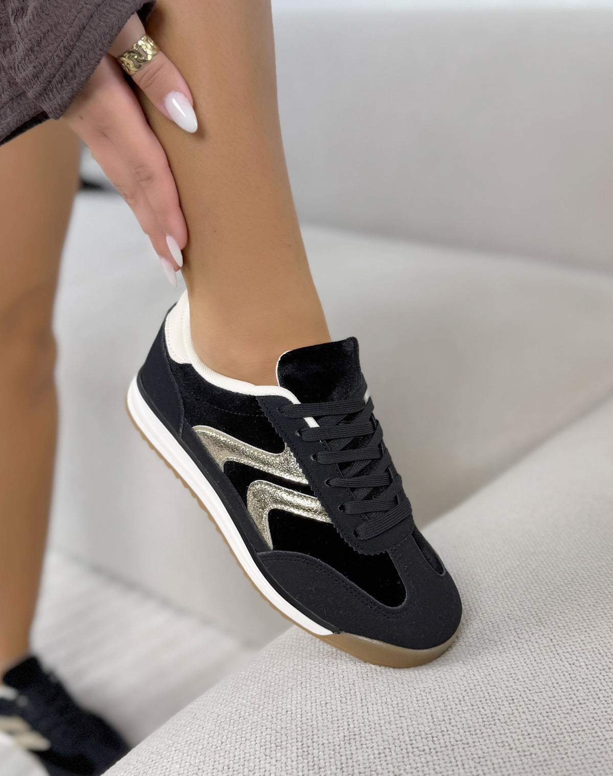 Basket femme noire tendance avec détails dorés et semelle gomme