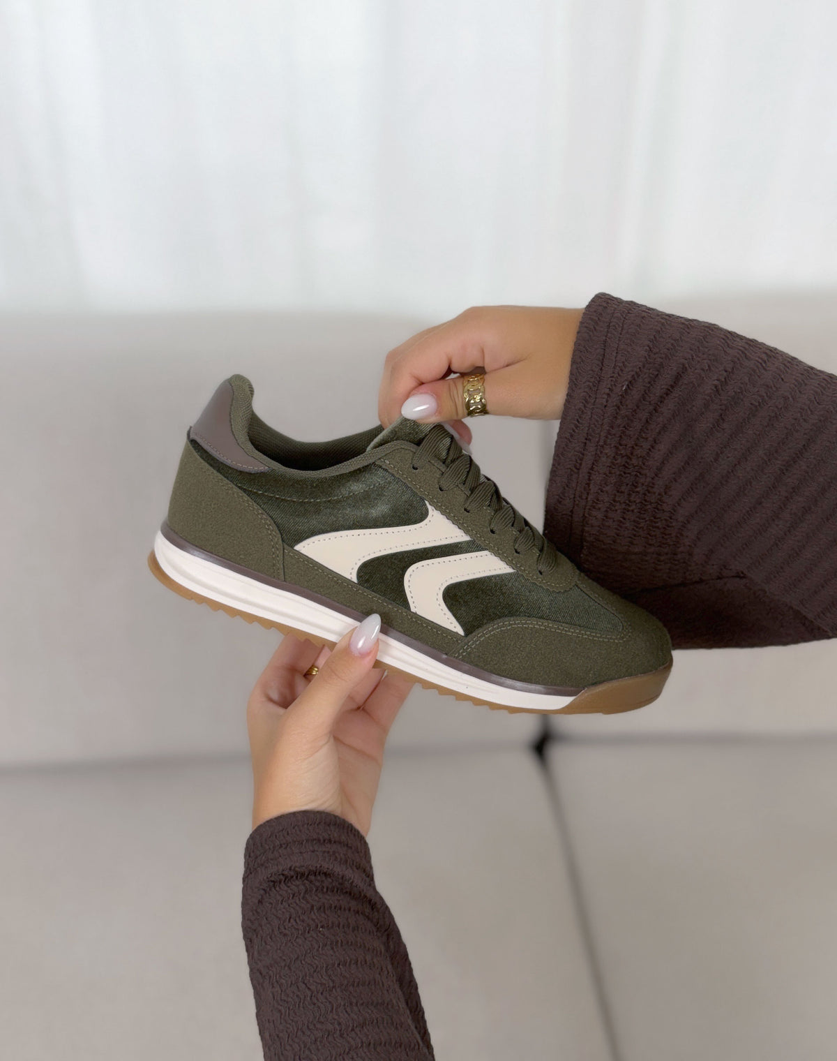 Basket femme kaki tendance avec détails blancs et semelle gomme
