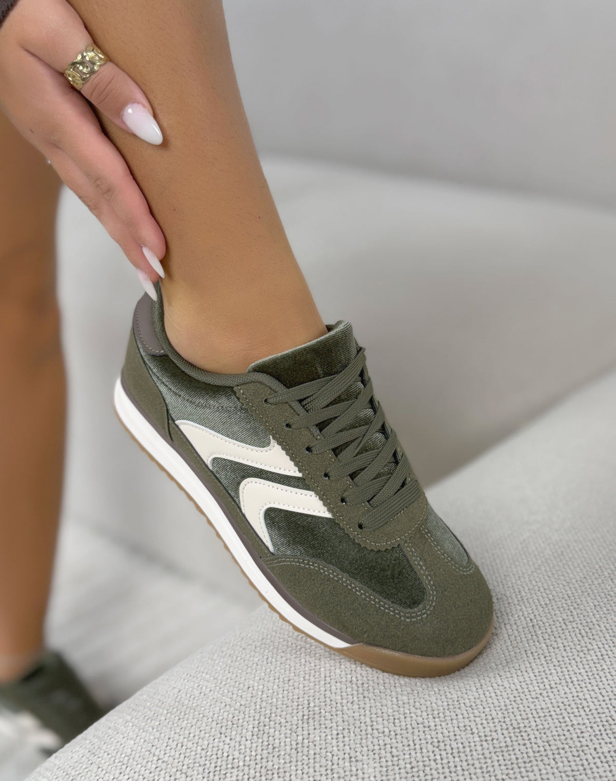 Basket femme kaki tendance avec détails blancs et semelle gomme
