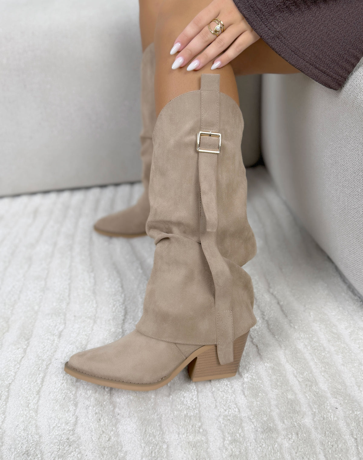 Bottes femme beiges élégantes à talon carré et boucle dorée