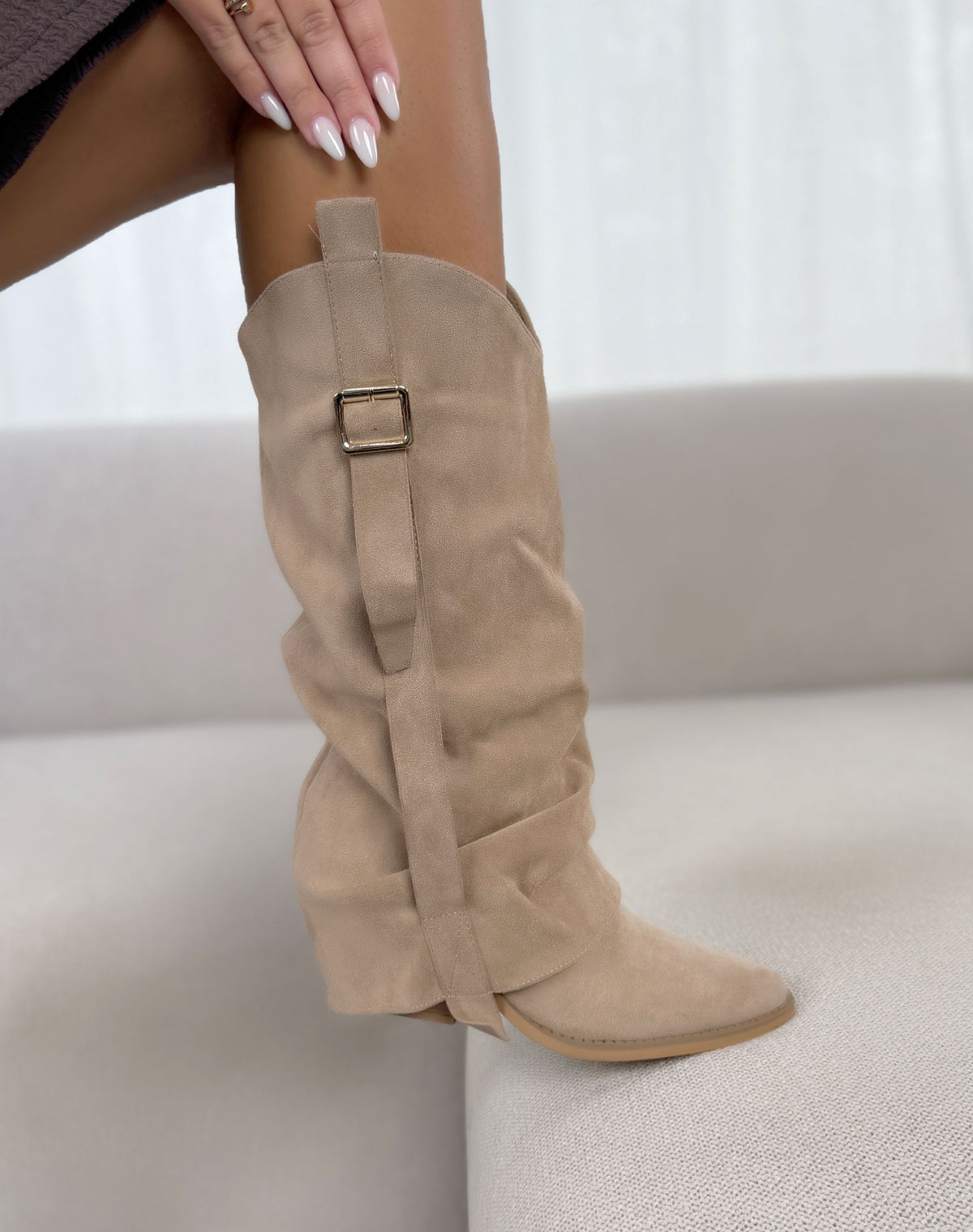 Bottes femme beiges élégantes à talon carré et boucle dorée