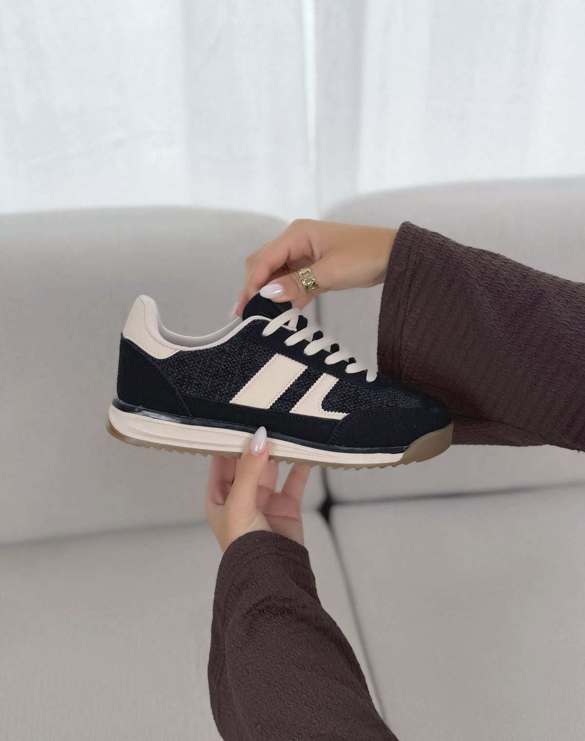 Basket femme noire tendance à lacets écrus et détails contrastants