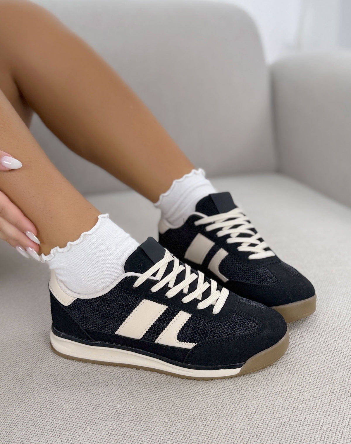 Basket femme noire tendance à lacets écrus et détails contrastants