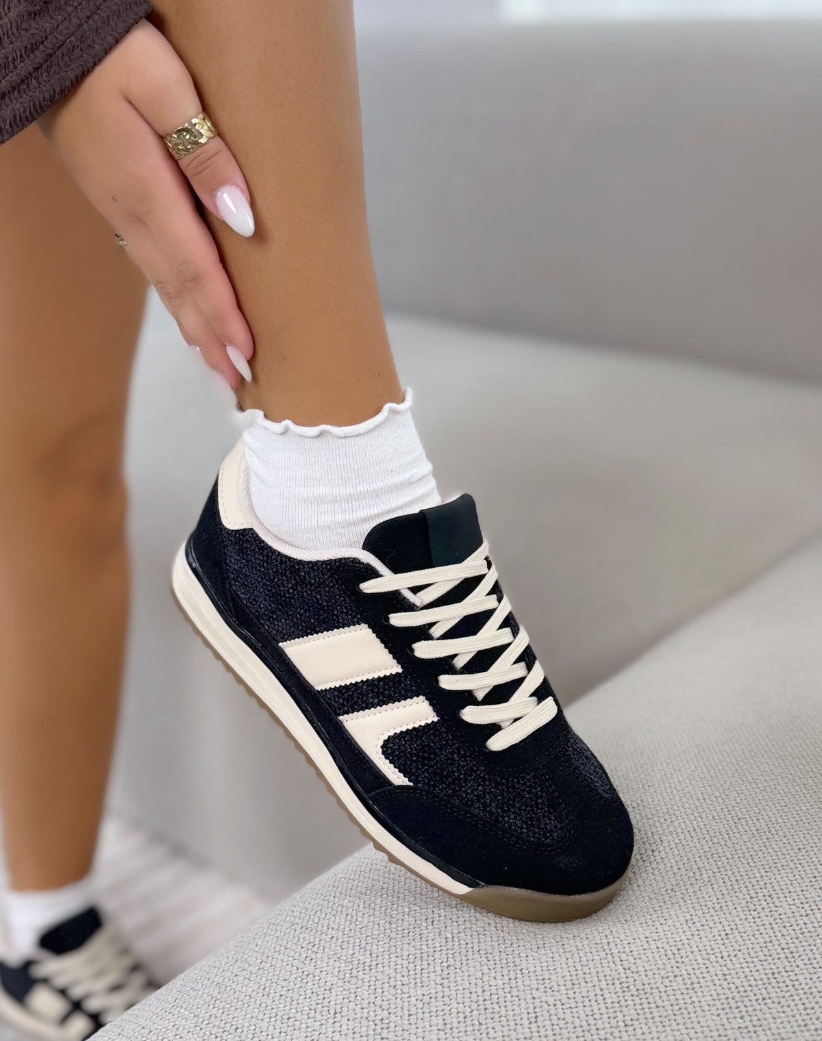 Basket femme noire tendance à lacets écrus et détails contrastants