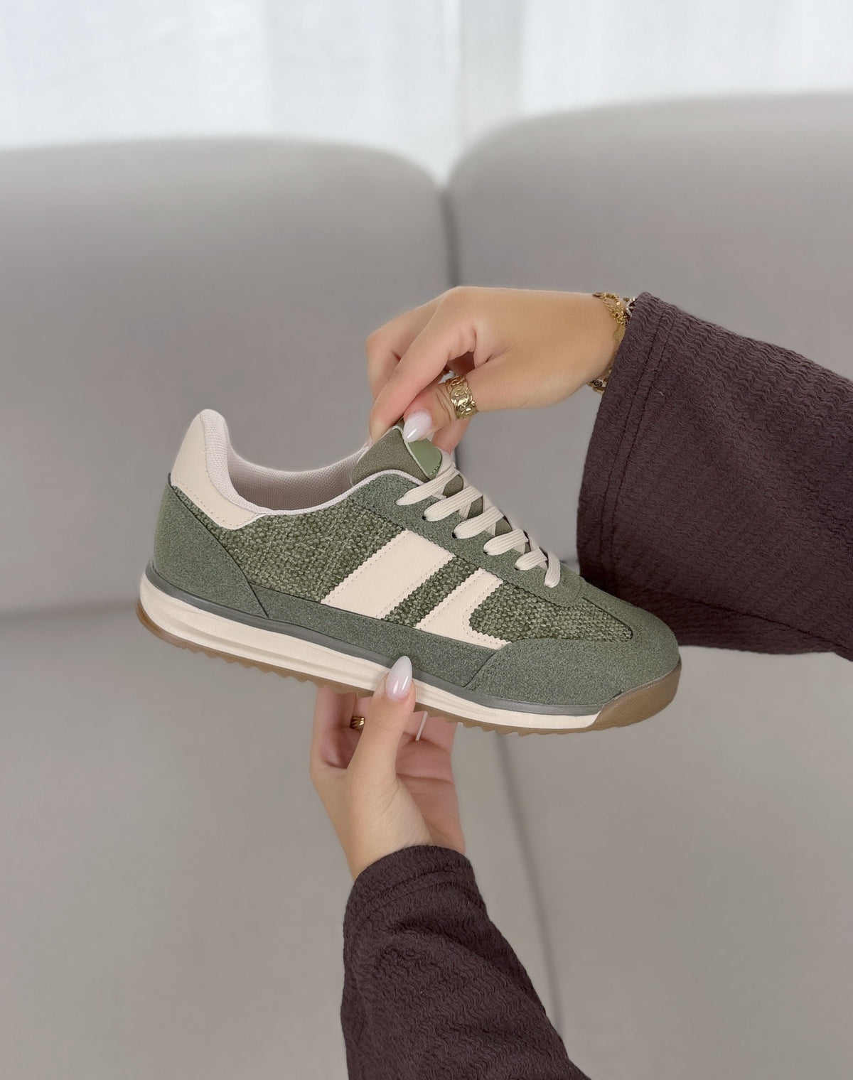 Basket femme verte tendance à lacets écrus et détails contrastants