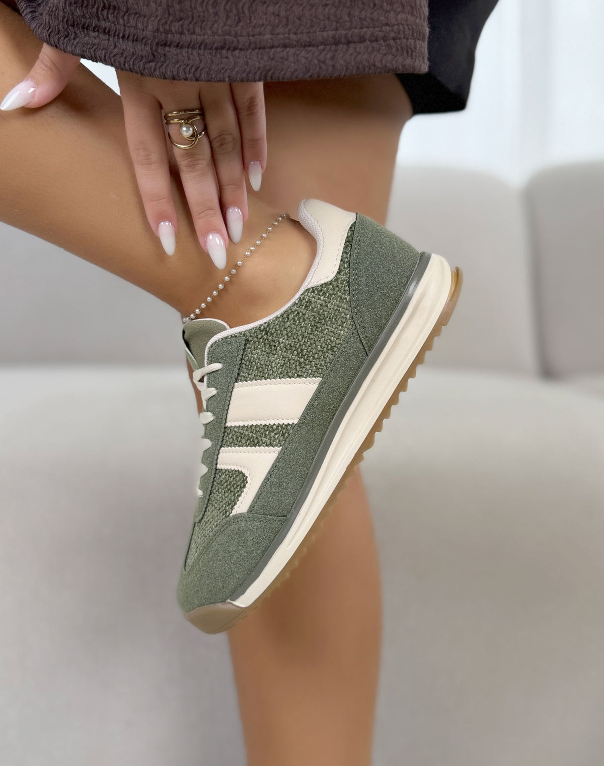Basket femme verte tendance à lacets écrus et détails contrastants