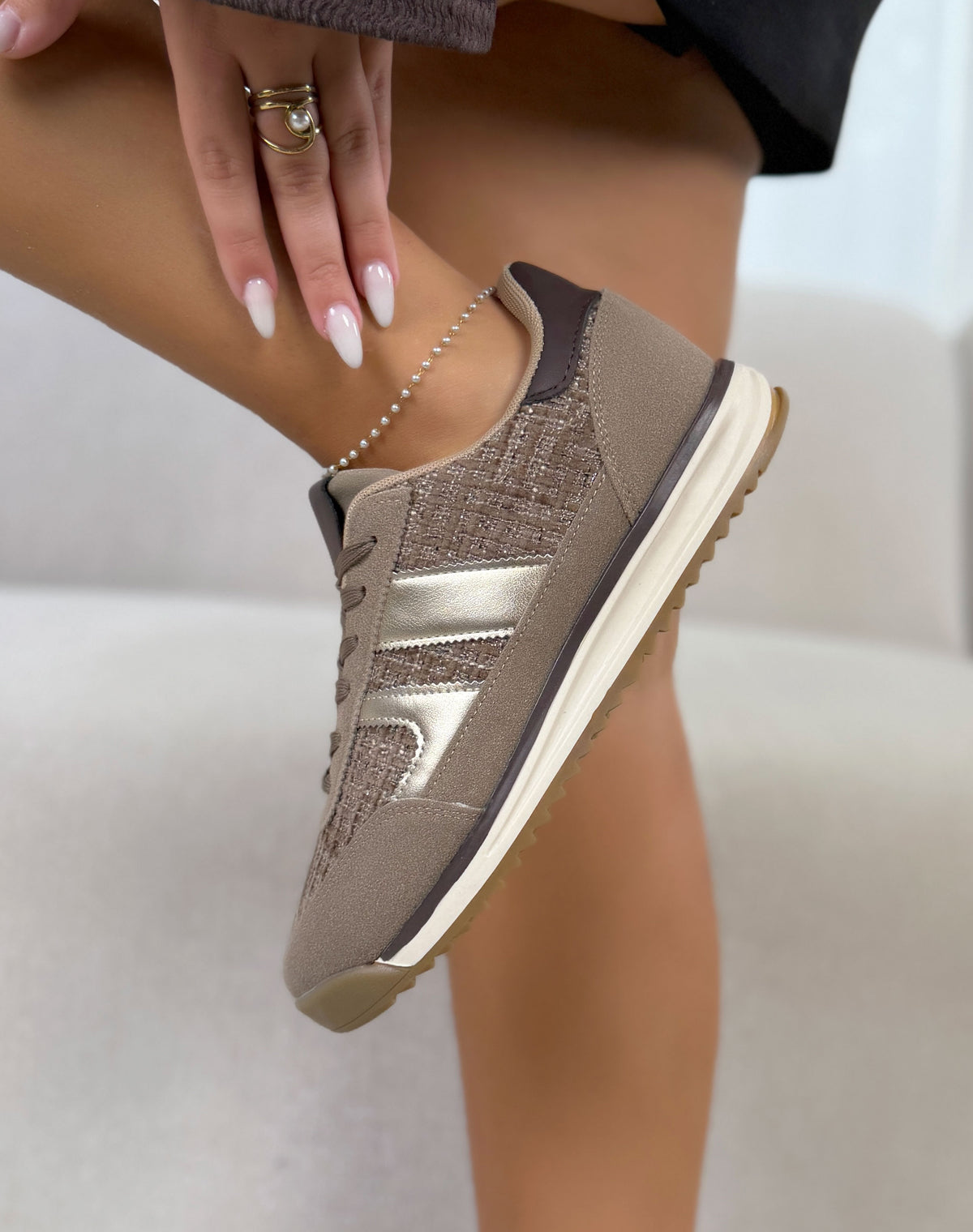 Basket femme taupe tendance avec bandes dorées et détails texturés