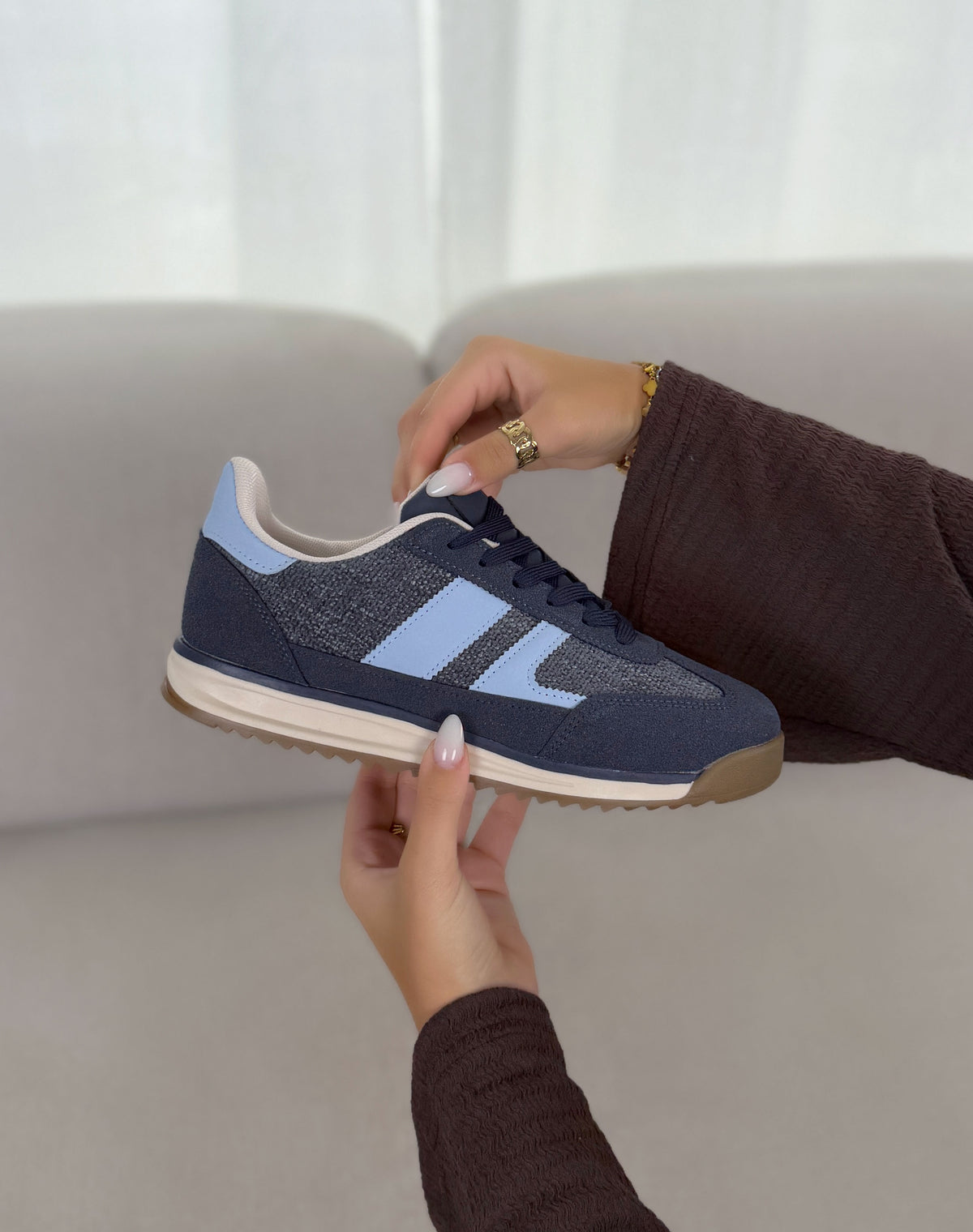 Basket femme bleu marine tendance avec bandes bleu ciel et semelle rétro