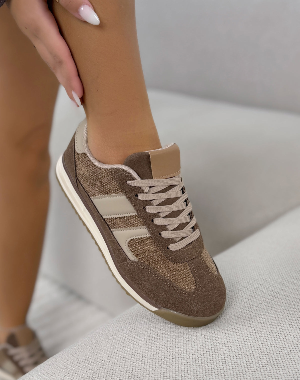 Basket femme marron tendance avec bandes beiges et détails texturés