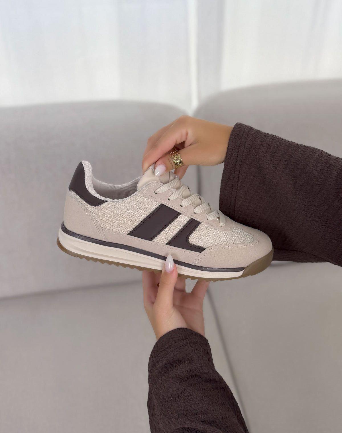 Basket femme beige tendance avec bandes marron chocolat et détails texturés