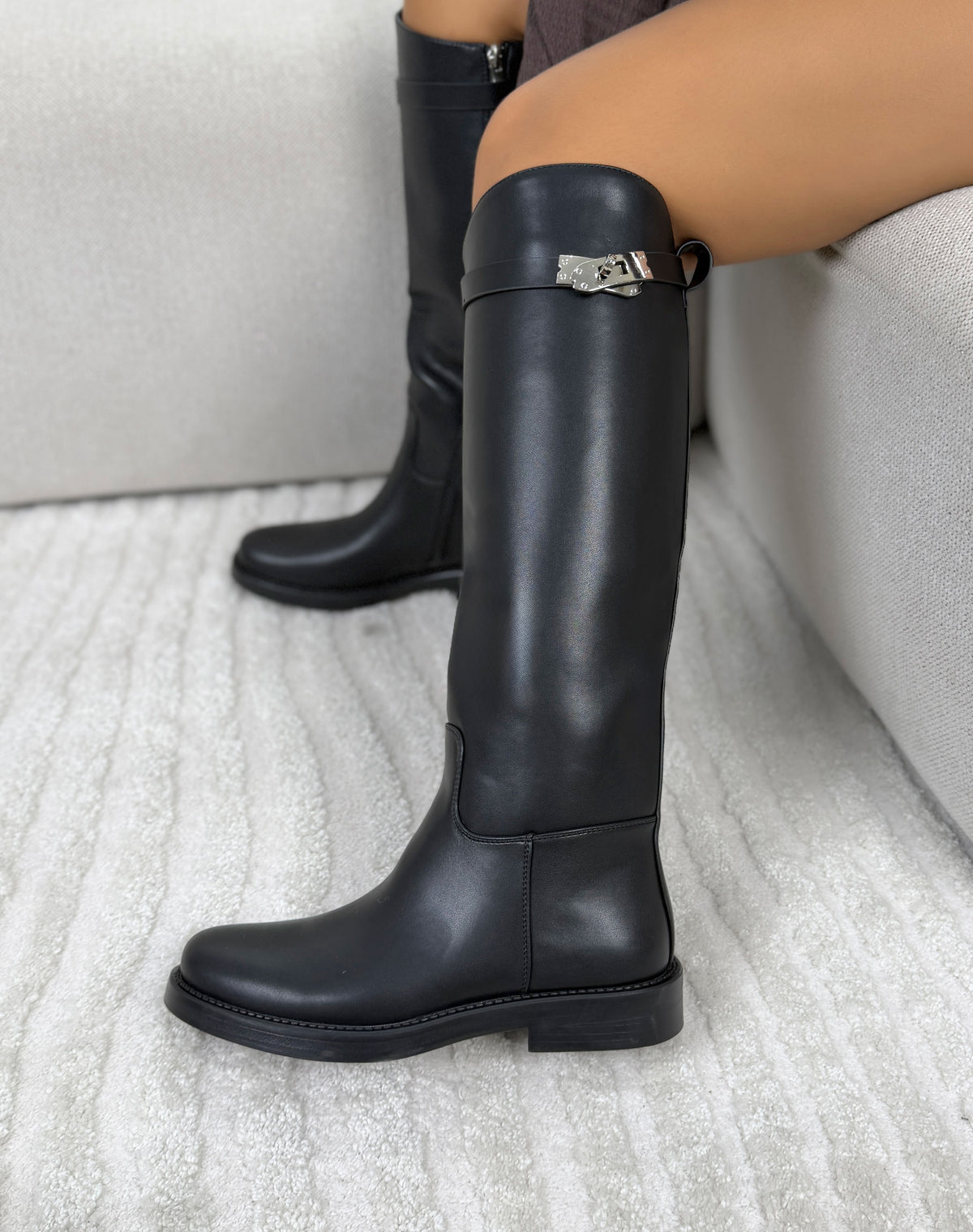 Botte femme noire élégante avec bride et boucle argentée