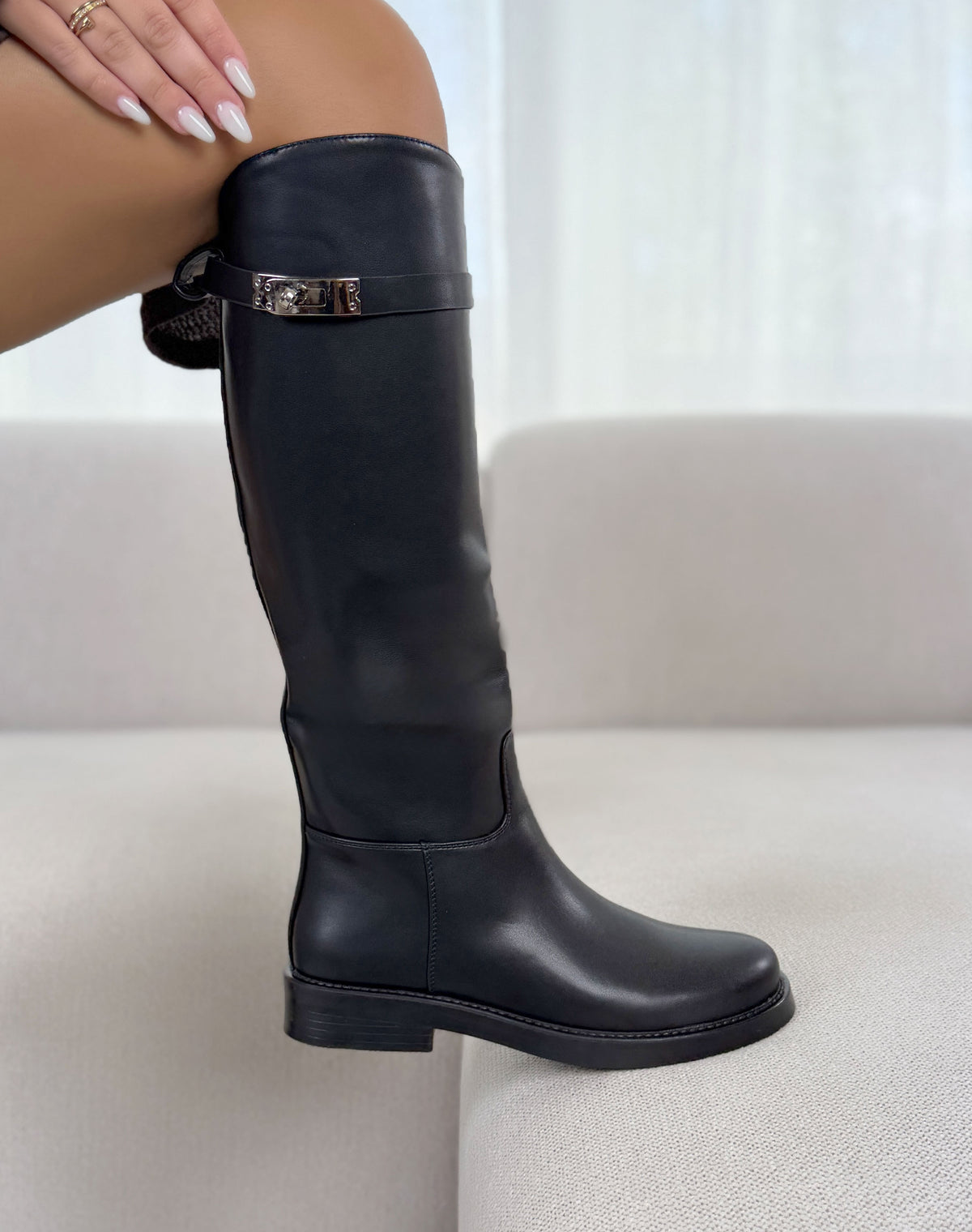 Botte femme noire élégante avec bride et boucle argentée
