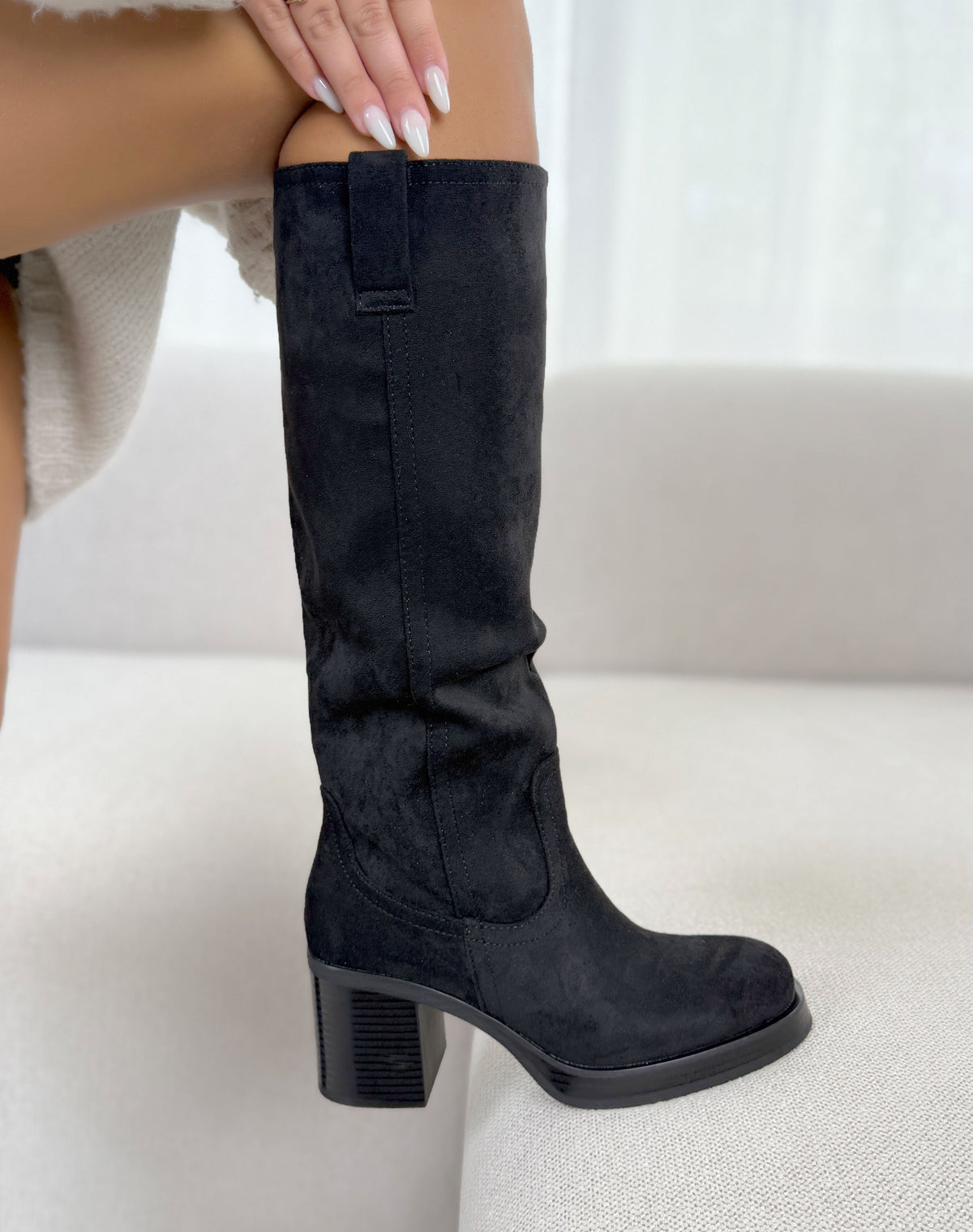 Bottes femme noires élégantes à talon carré et effet daim