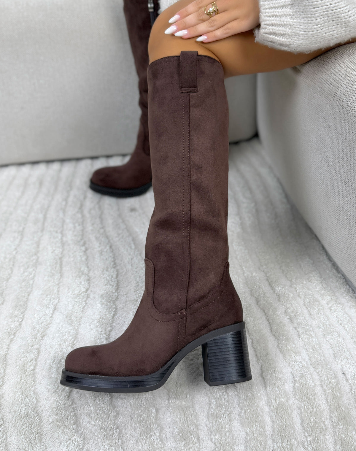 Bottes femme marron chocolat élégantes à talon carré et effet daim