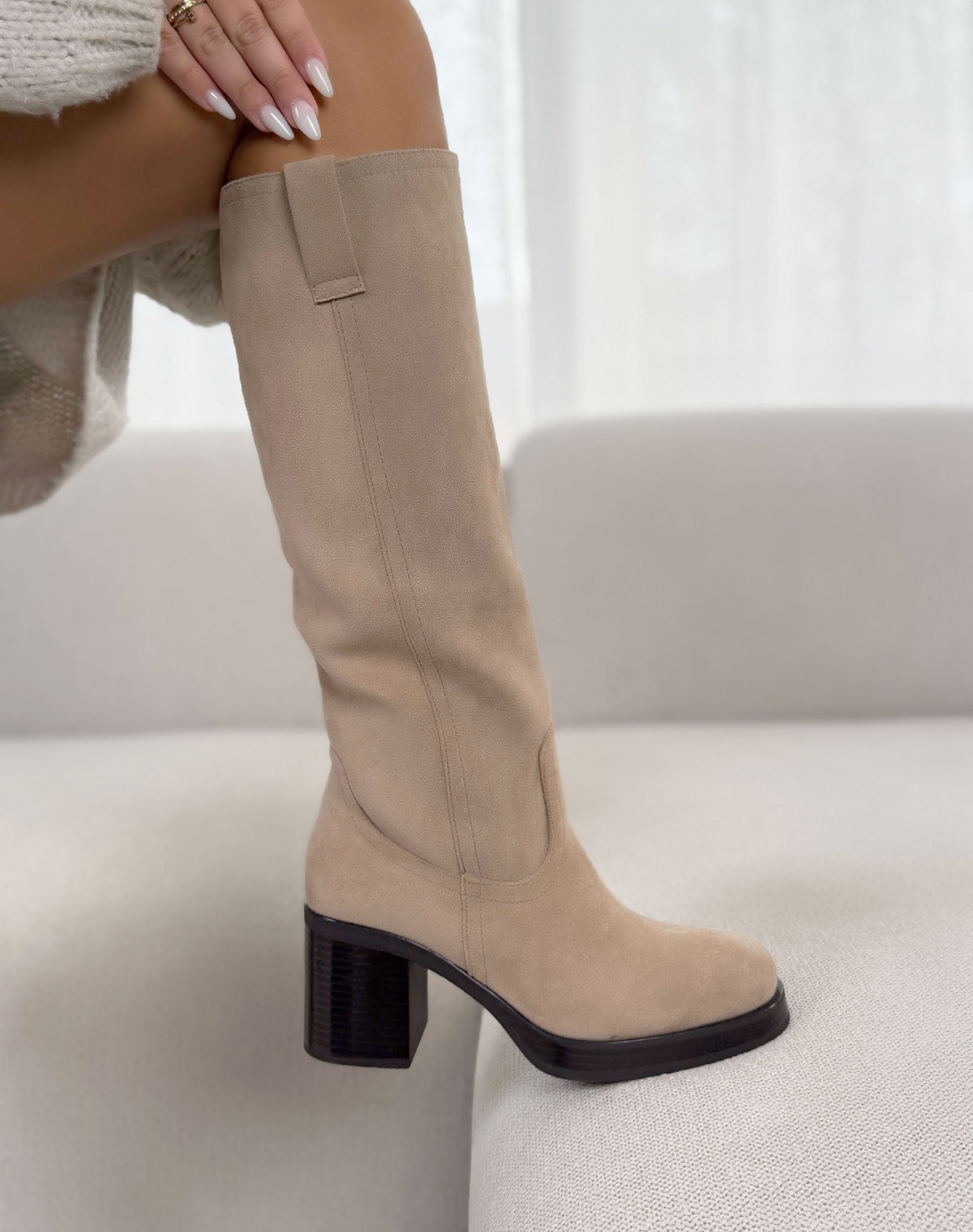 Bottes femme beiges élégantes à talon carré et effet daim