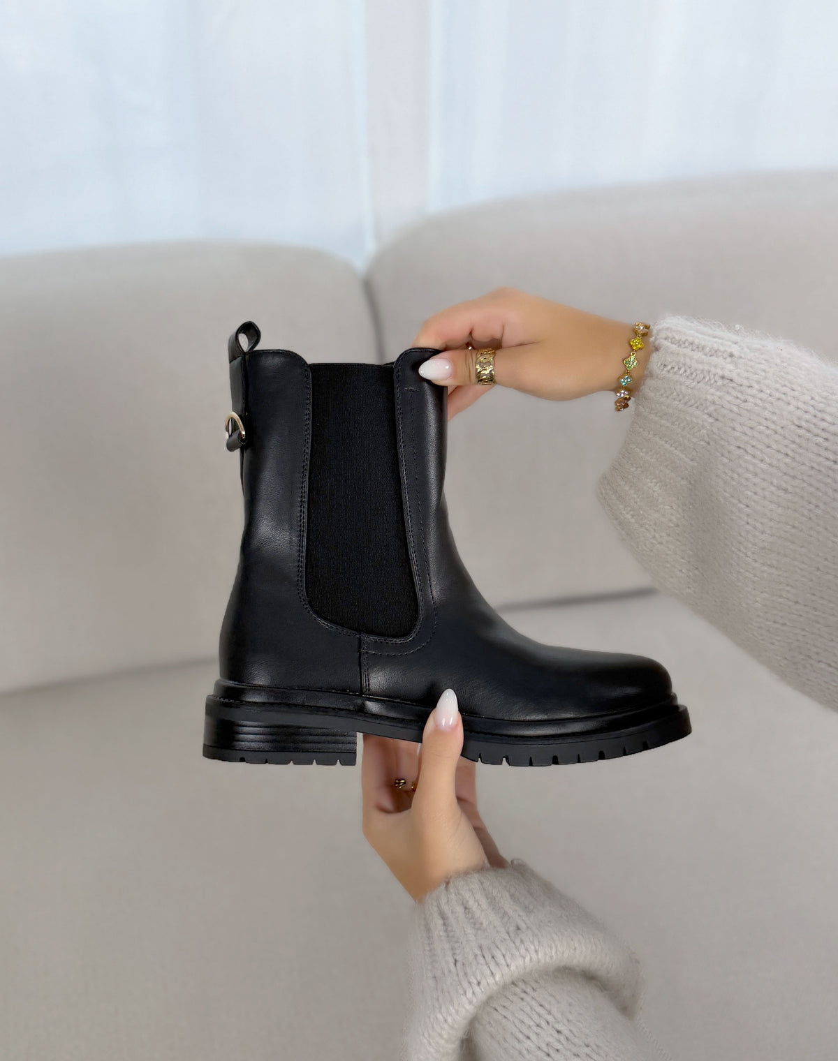 Bottines femme noires tendance à élastiques et semelle crantée
