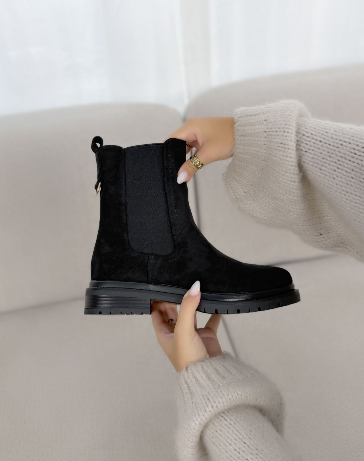Bottines femme noires tendance en suédine avec élastiques et semelle crantée