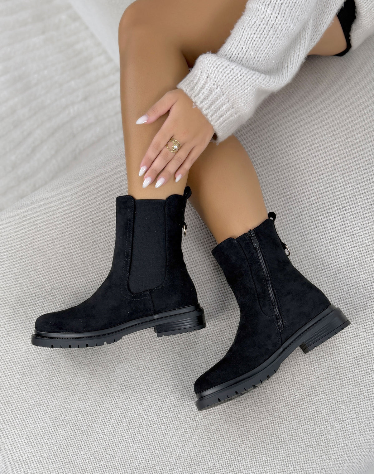 Bottines femme noires tendance en suédine avec élastiques et semelle crantée