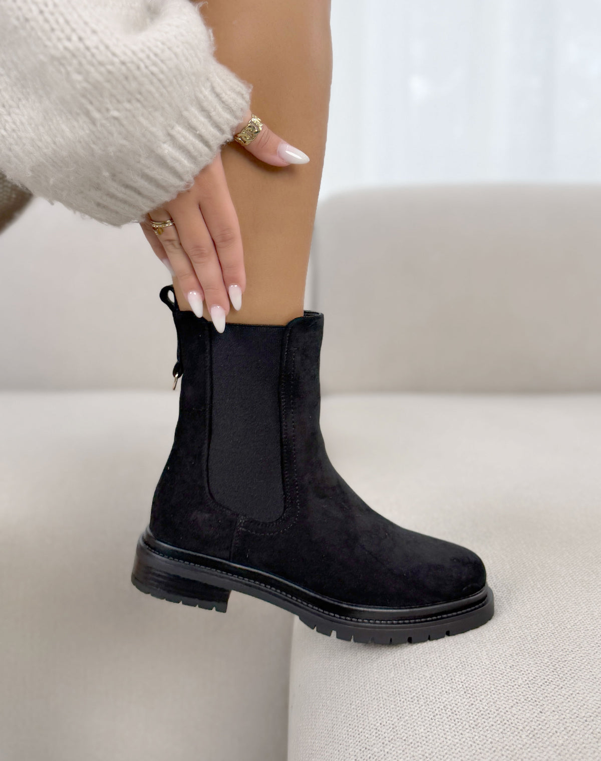 Bottines femme noires tendance en suédine avec élastiques et semelle crantée