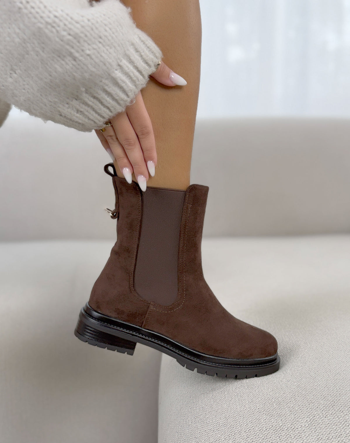 Bottines femme marron tendance en suédine avec élastiques et semelle crantée