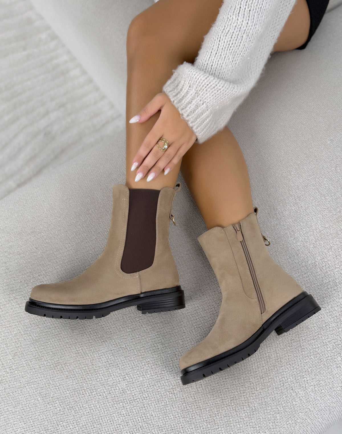 Bottines femme beiges tendance en suédine avec élastiques et semelle crantée