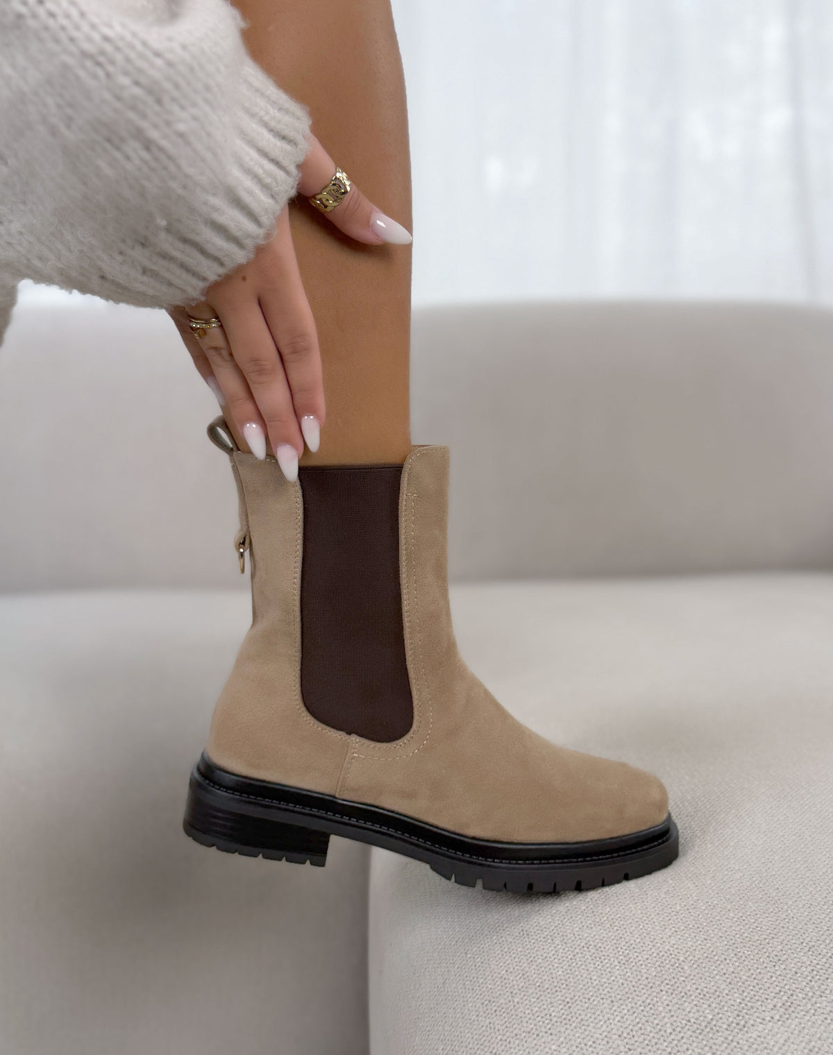 Bottines femme beiges tendance en suédine avec élastiques et semelle crantée