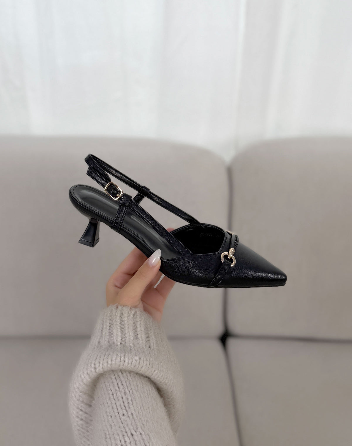 Escarpins femme noirs élégants à petit talon et brides dorées