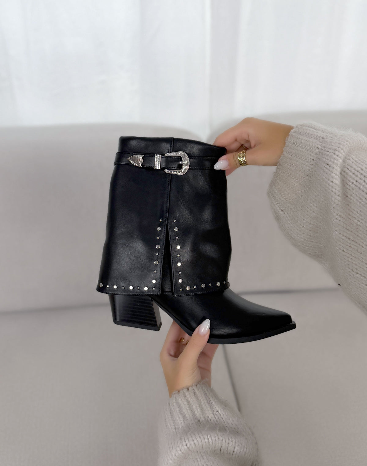 Bottines femme noires tendance à talon avec boucle argentée et clous