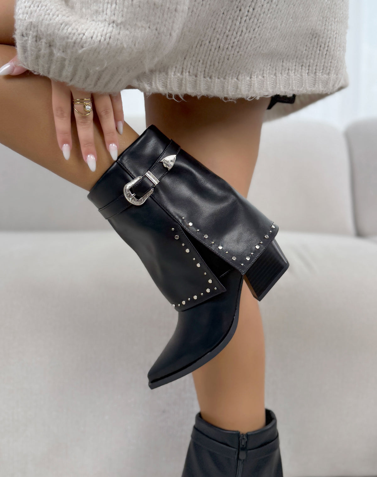 Bottines femme noires tendance à talon avec boucle argentée et clous