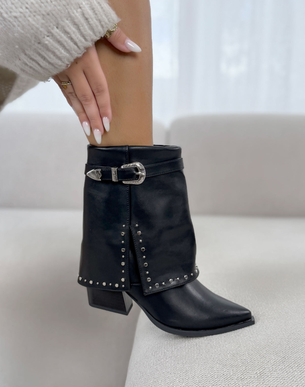 Bottines femme noires tendance à talon avec boucle argentée et clous