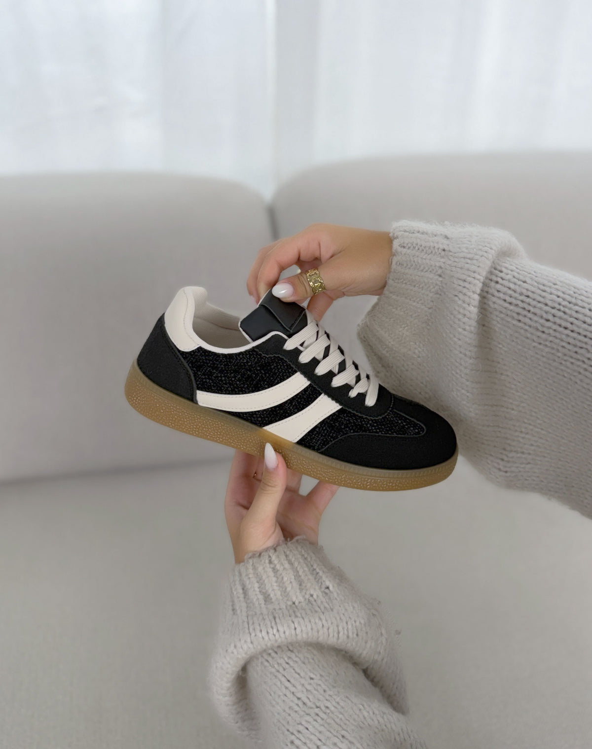 Basket femme noire tendance à lacets blancs et semelle gomme