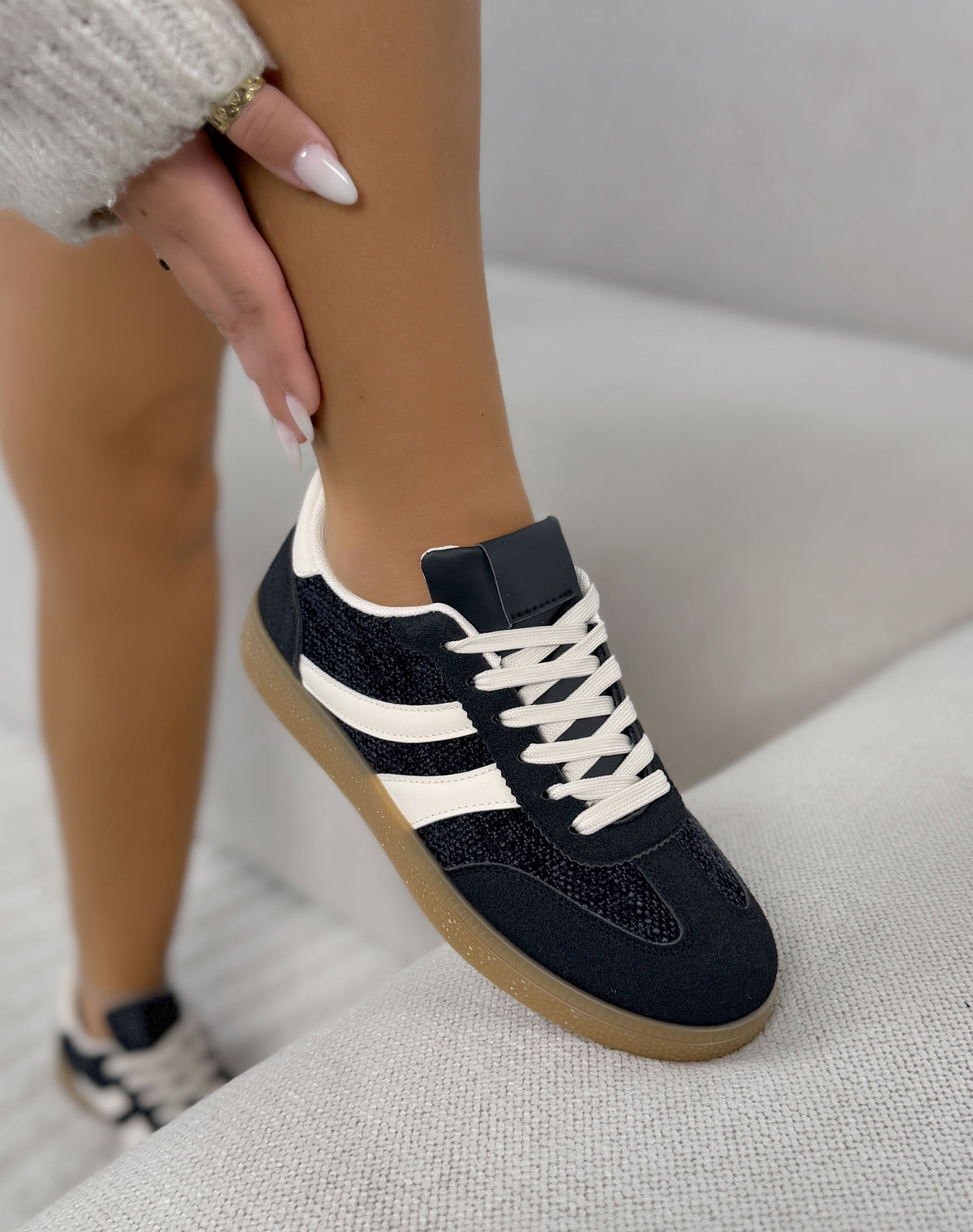 Basket femme noire tendance à lacets blancs et semelle gomme