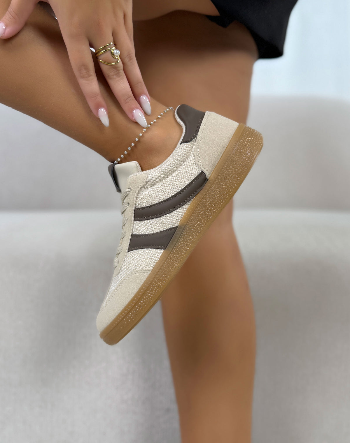 Basket femme beige tendance à bandes marron et semelle gomme