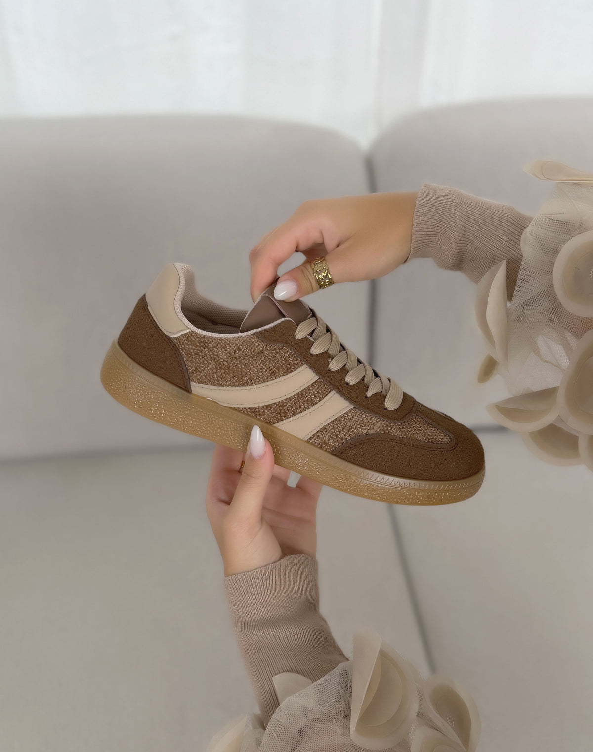 Basket femme marron tendance à bandes beiges et semelle gomme