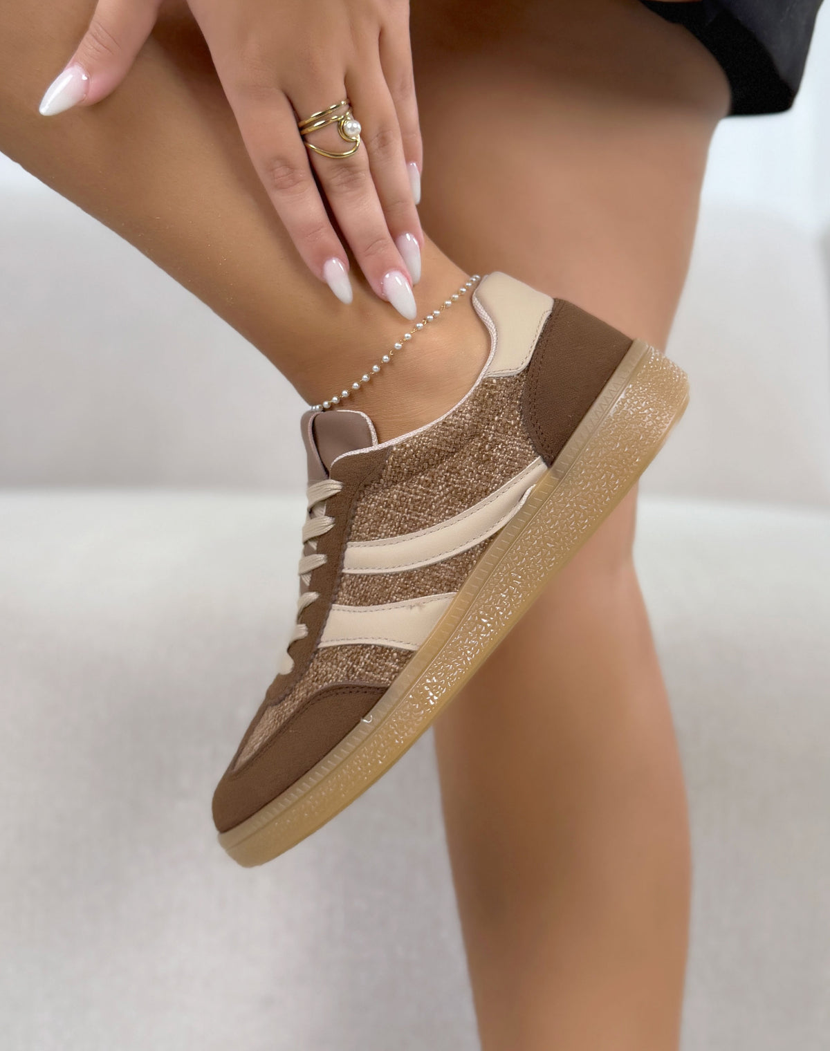 Basket femme marron tendance à bandes beiges et semelle gomme