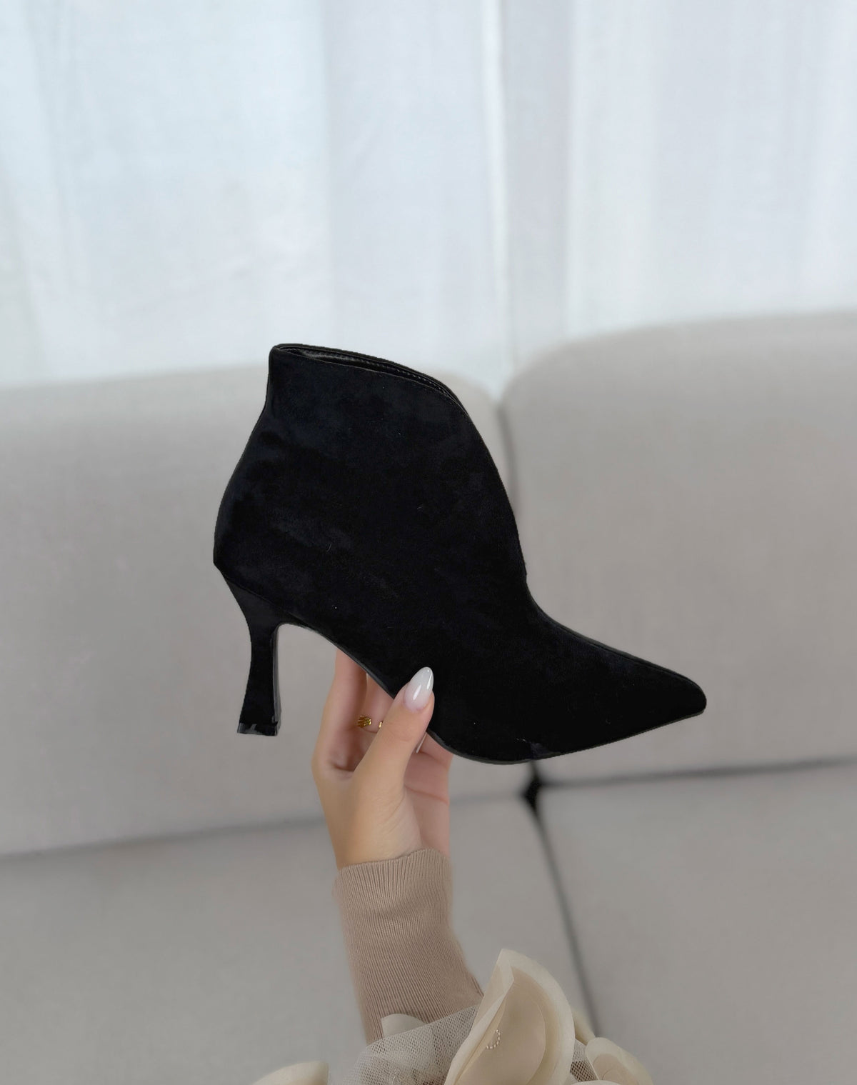 Bottine femme noire élégante à talon fin et bout pointu