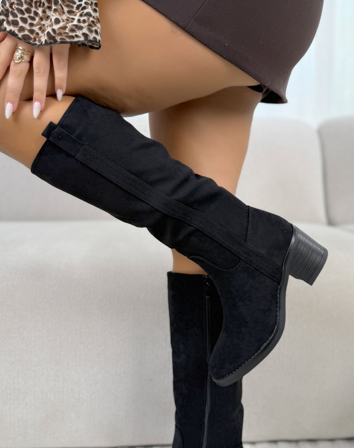Botte femme noire élégante à talon carré et finition effet daim