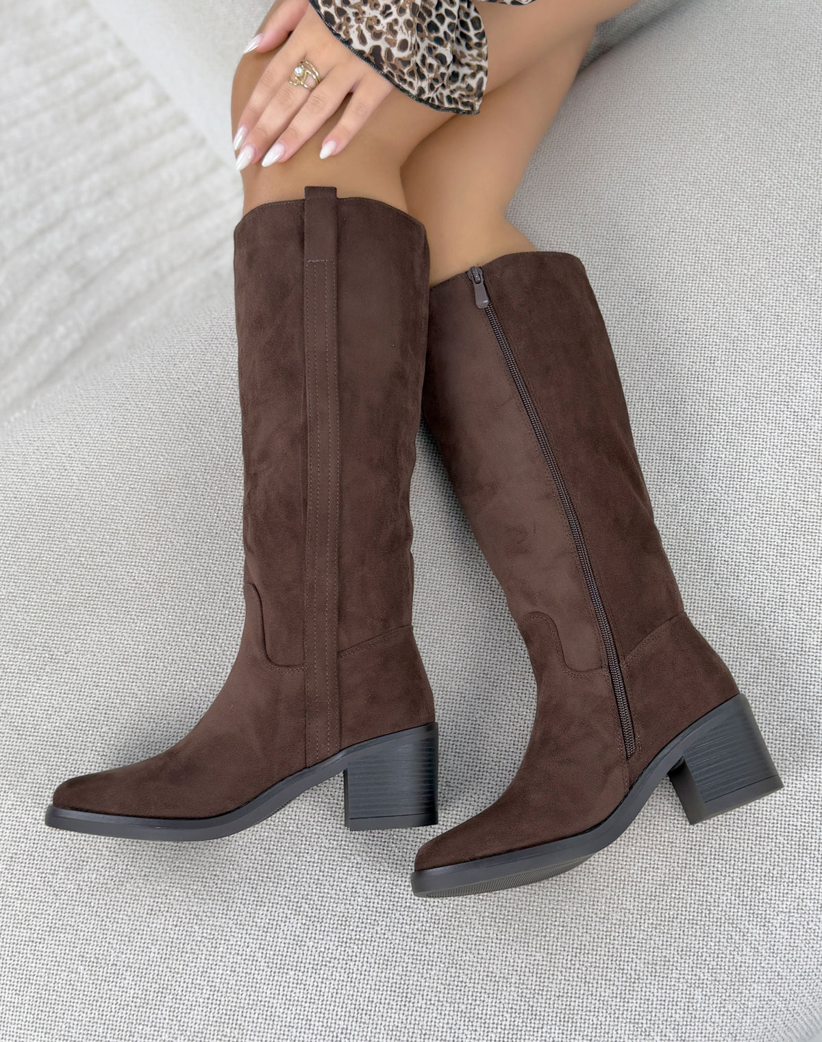 Botte femme marron élégante à talon carré et finition effet daim