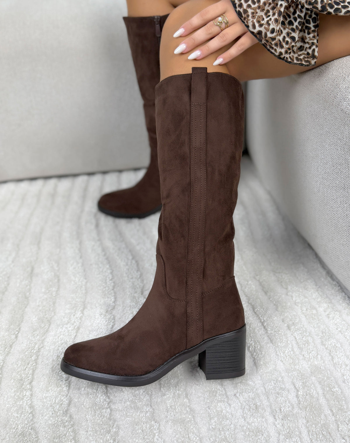 Botte femme marron élégante à talon carré et finition effet daim