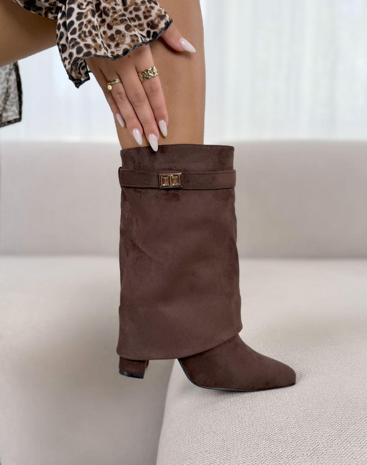 Bottine femme marron élégante à talon carré et bride dorée