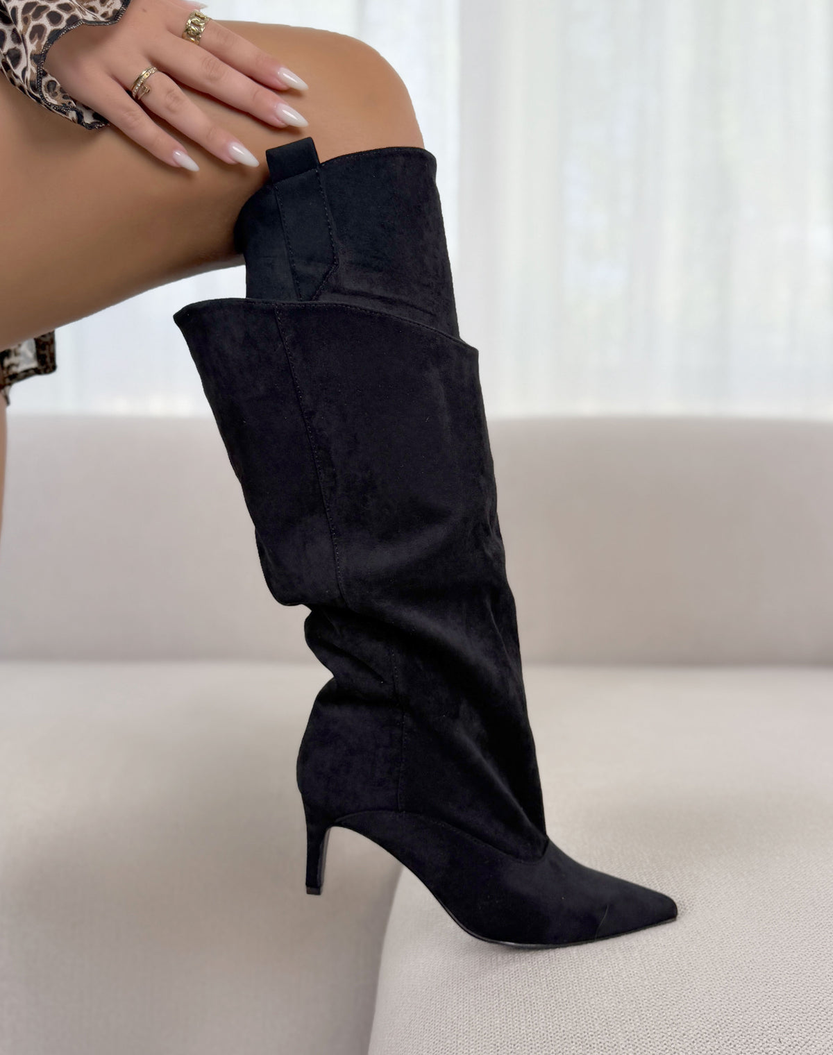 Bottes femme noires élégantes à talon fin et effet plissé