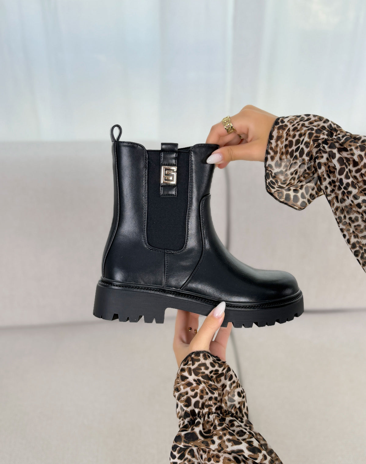 Bottines femme noires tendance à semelle crantée et détail doré