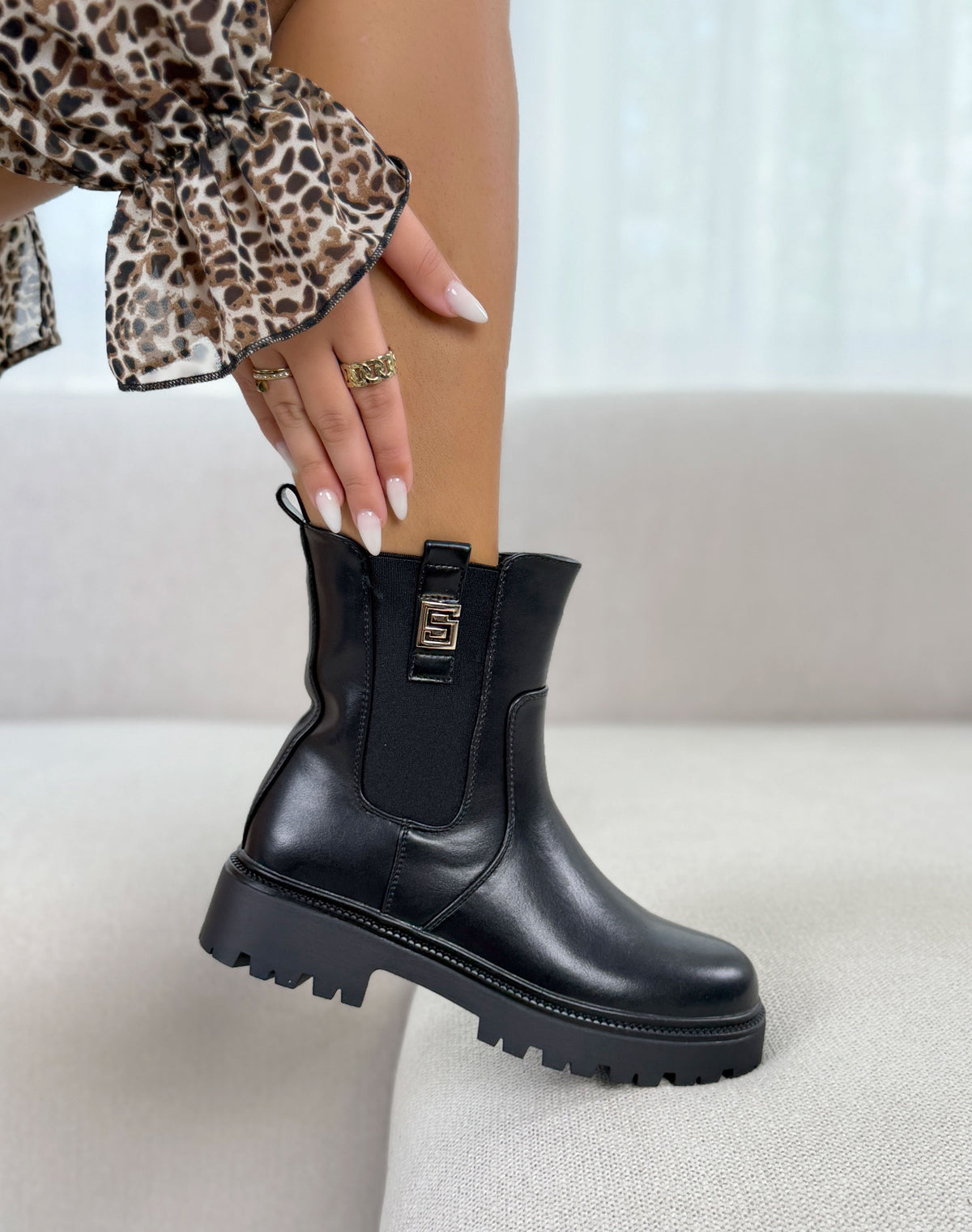 Bottines femme noires tendance à semelle crantée et détail doré