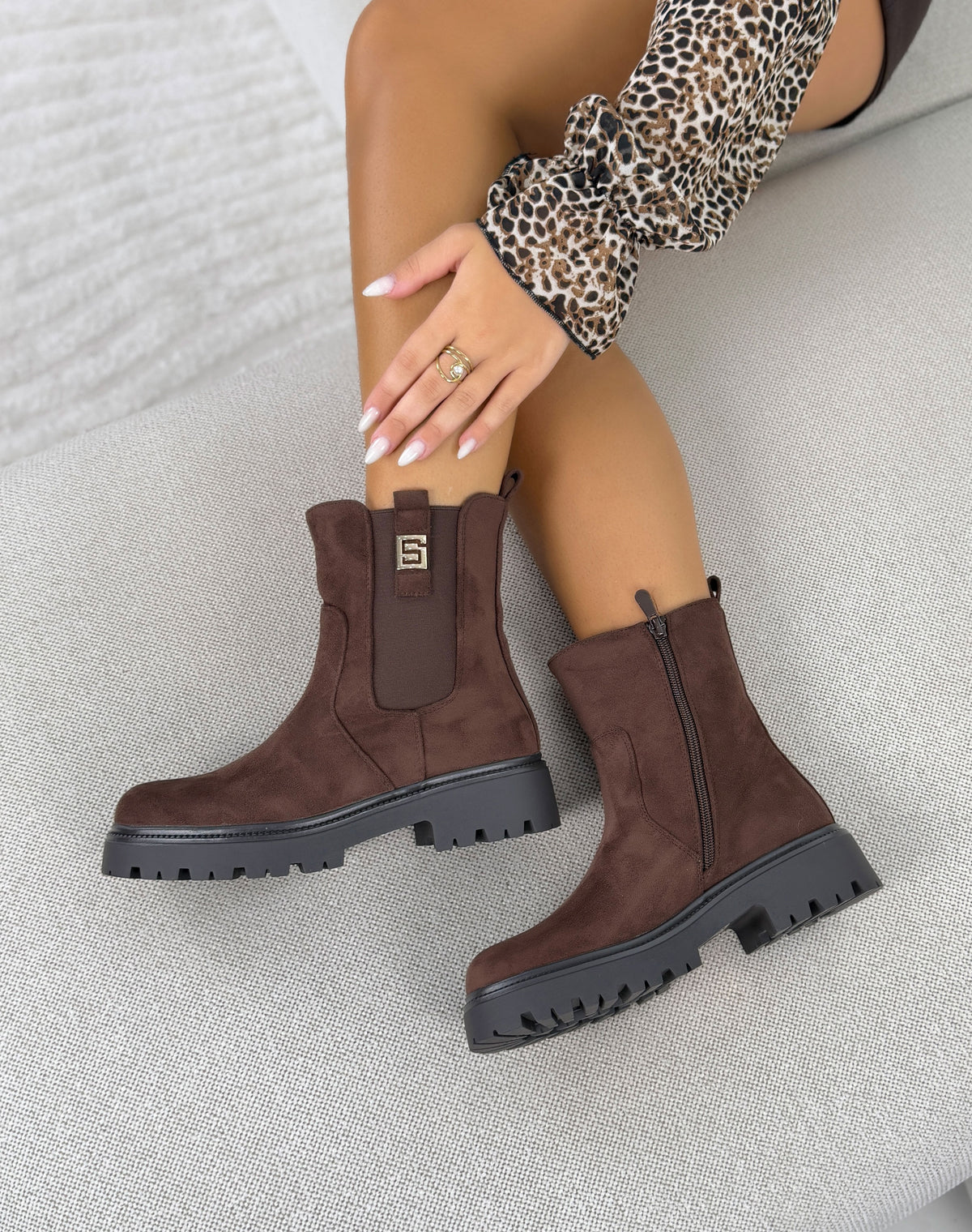 Bottines femme marron tendance en suédine à semelle crantée