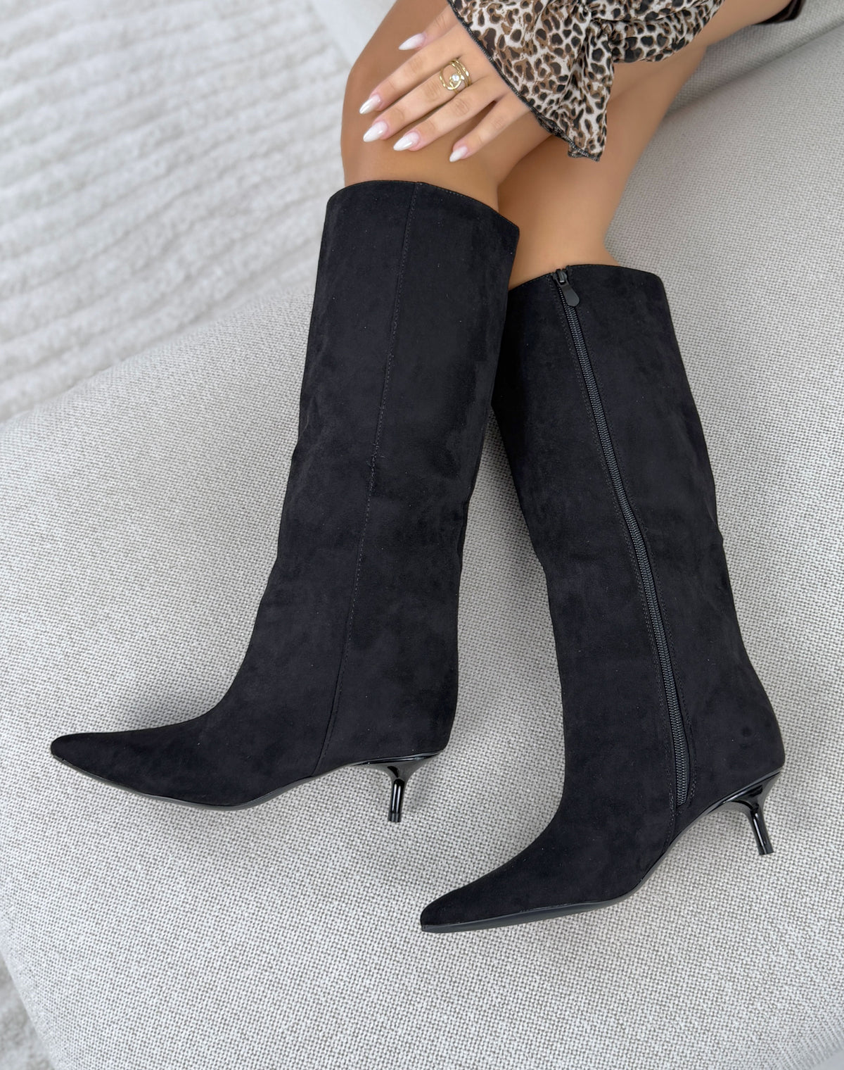 Bottes femme noires élégantes en suédine à petit talon aiguille
