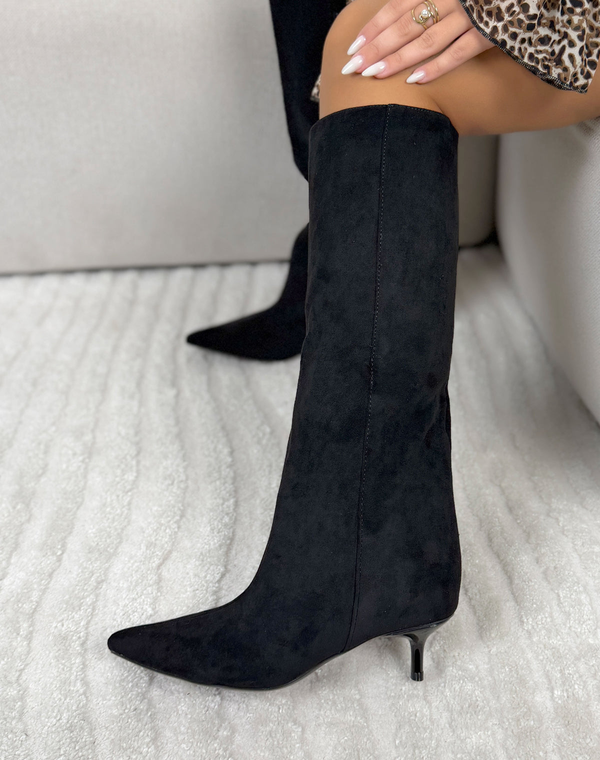 Bottes femme noires élégantes en suédine à petit talon aiguille