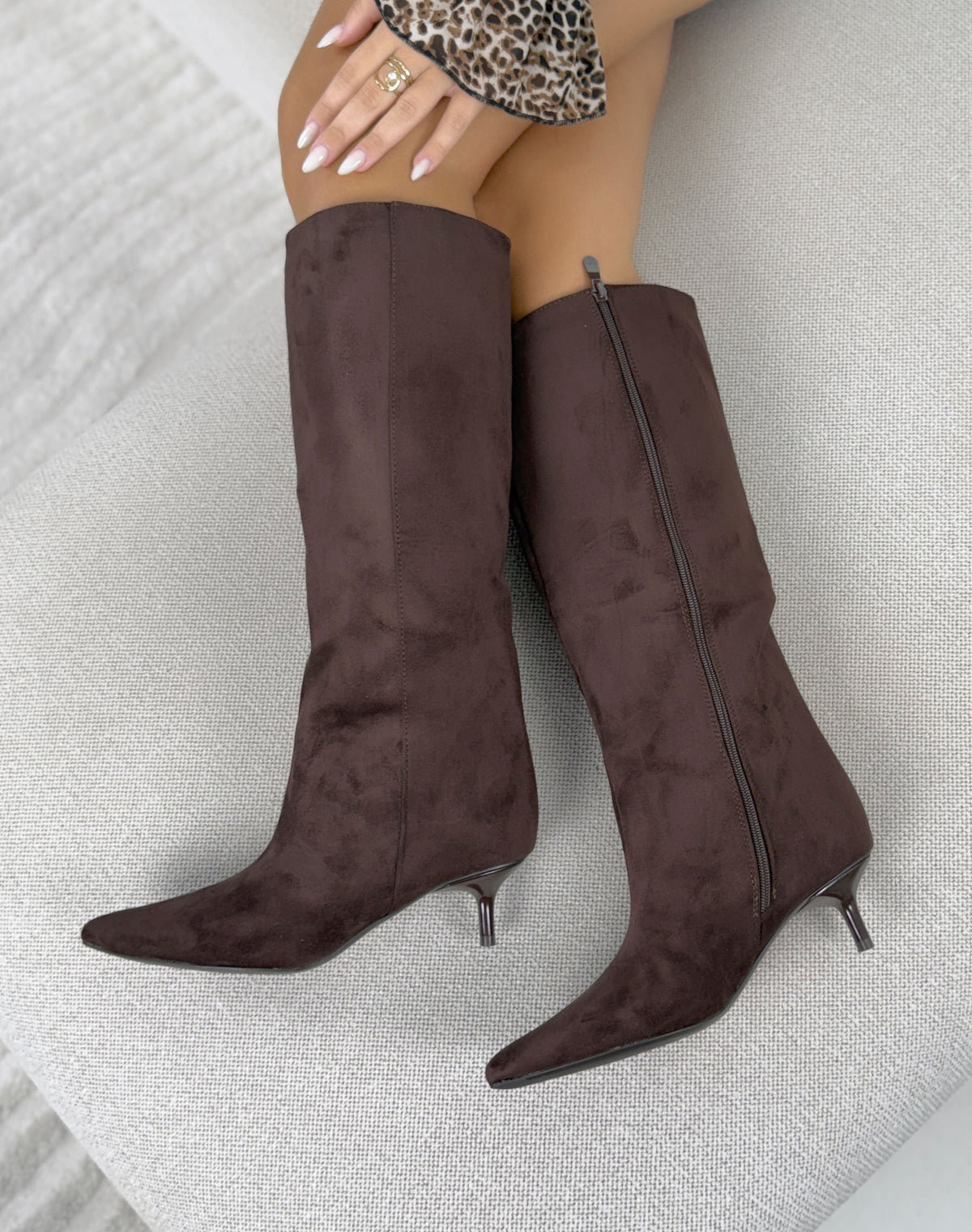 Bottes femme marron élégantes en suédine à bout pointu et petit talon
