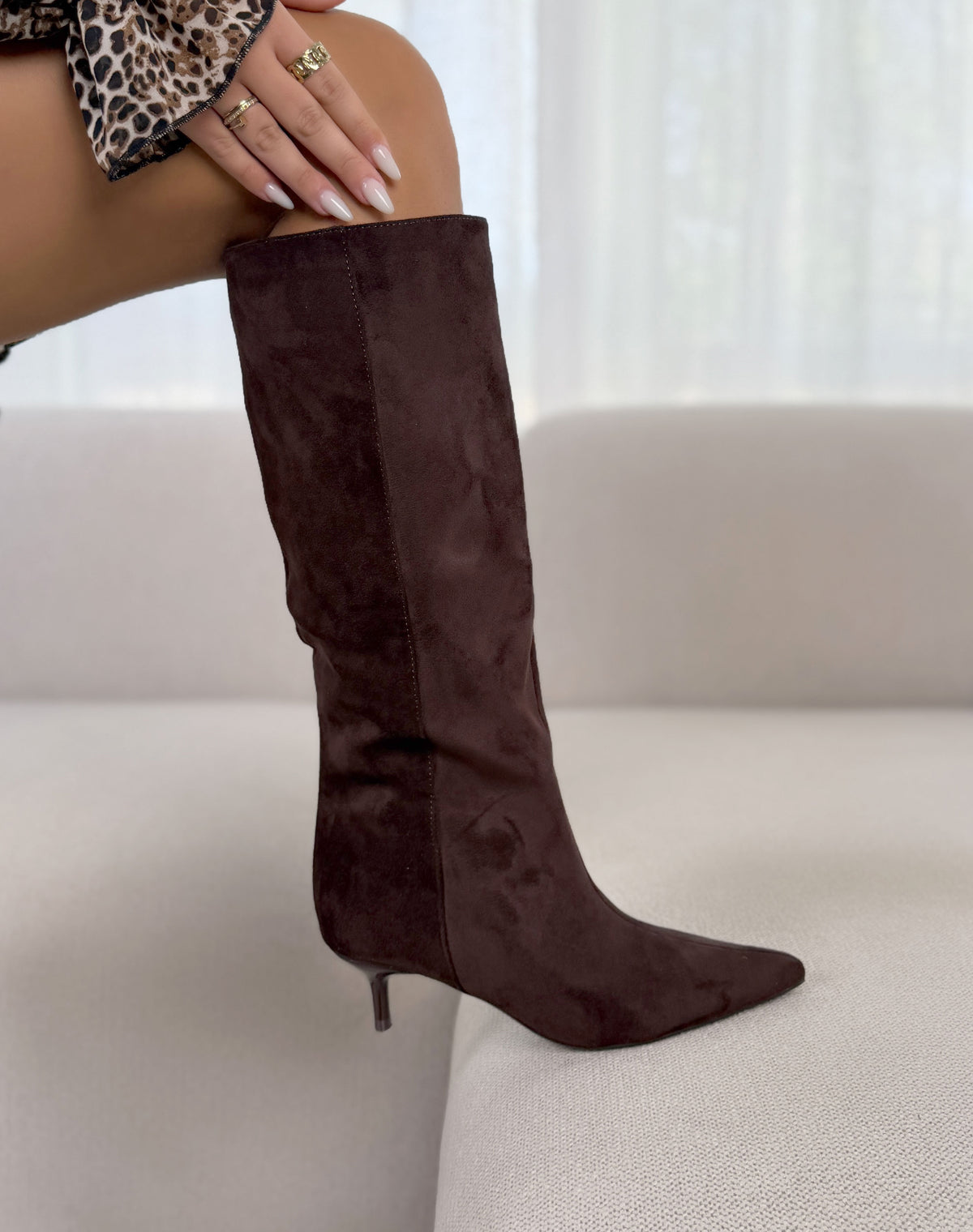 Bottes femme marron élégantes en suédine à bout pointu et petit talon