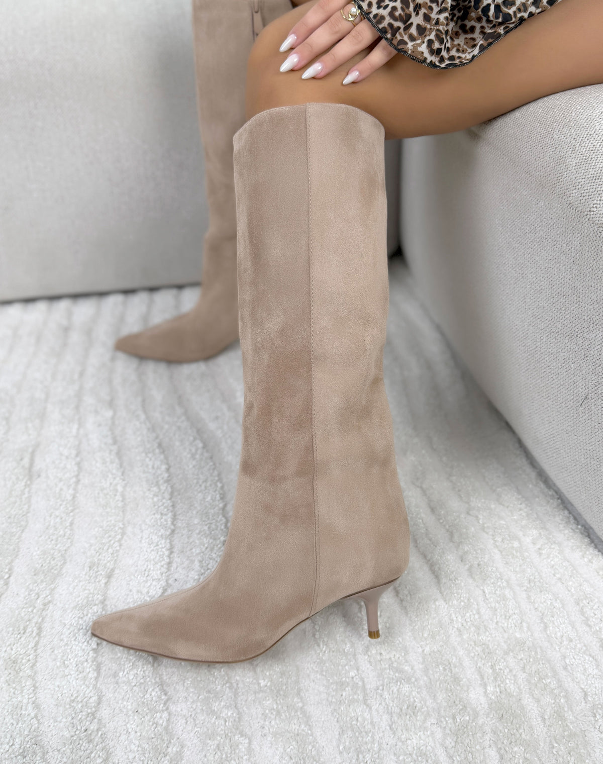 Bottes femme beige élégantes en suédine à bout pointu et petit talon